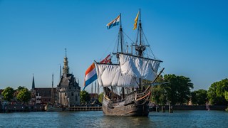 P Halve Maen vaart haven Hoorn uit - Benno Ellerbroek