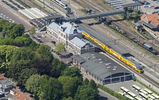 Luchtopname van het station van Hoorn